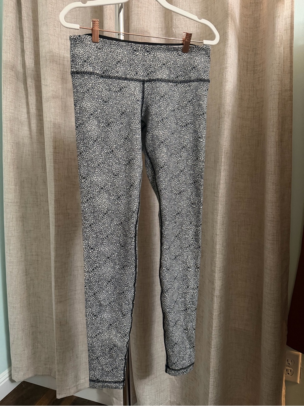 lululemon athletica Black and White leggings- 25 inch inseam
